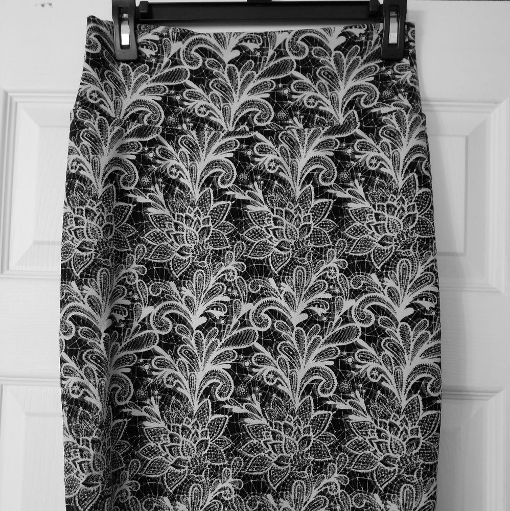 *Make an offer!LuLaRoe Black & White Cassie Size S